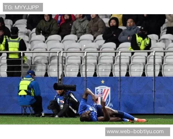 广岛球员失误送机会米内罗头球被解围路易斯补射遗憾中柱