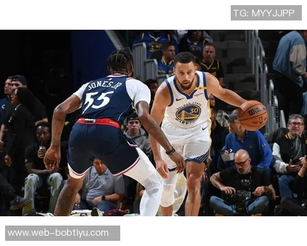 库里透露上半场扭伤脚踝情况不严重期待尽快恢复状态