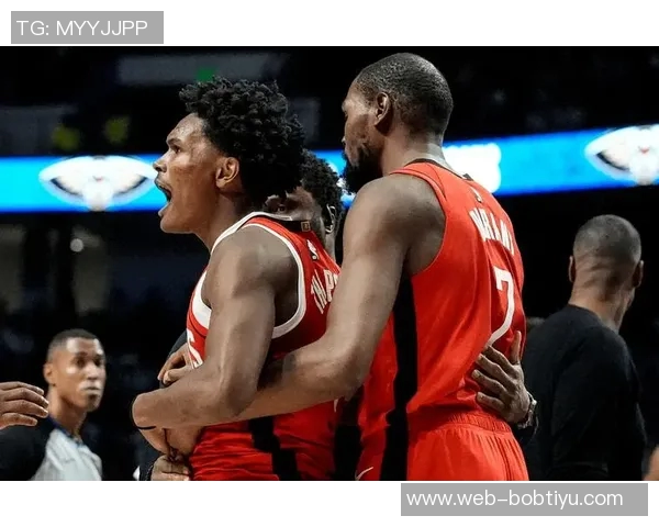 赛场竞争激烈阿门与阿尔瓦拉多冲突后握手言和展现体育精神