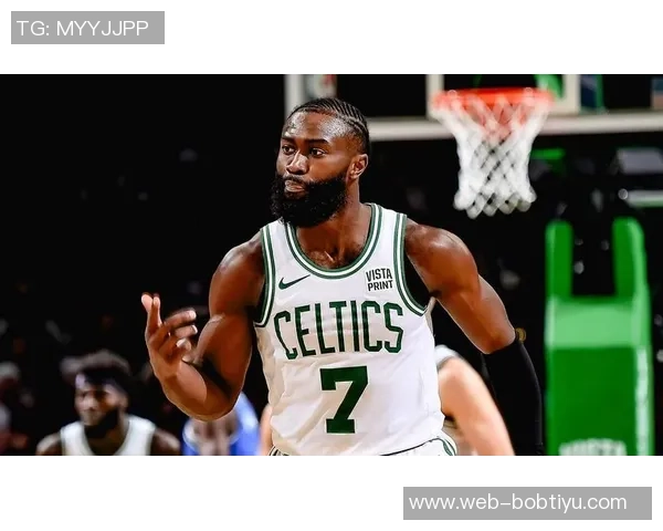 杰伦布朗半场表现稳定13投5中贡献17分4篮板3助攻1抢断次节独得10分