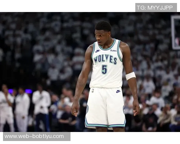 爱德华兹末节发力拿下7分全场24投仅中7三分球表现不佳 爱德华兹末节发力拿下7分全场24投仅中7三分球表现不佳